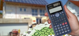 Euro și un calculator, cu o casă pe jumătate construită în fundal.