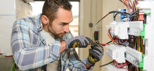Pret Instalatie Electrica 11 Liste de prețuri - prețuri 2022: Electrician - Necesit.ro