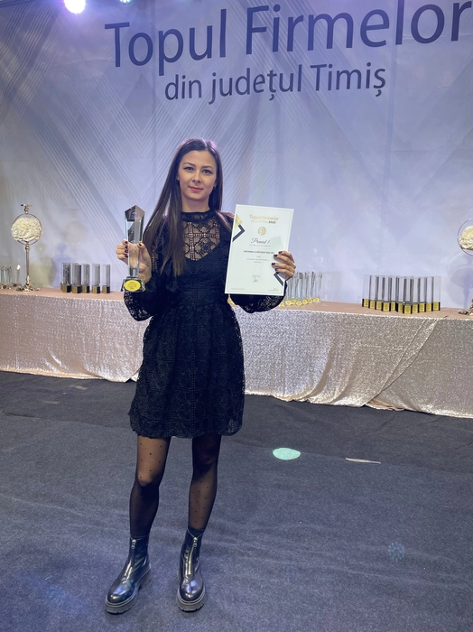 Directorul de Vânzări al Necesit.ro Loredana Popescu cu premiul pentru „cea mai bună afacere mică de IT” din județul Timiș
