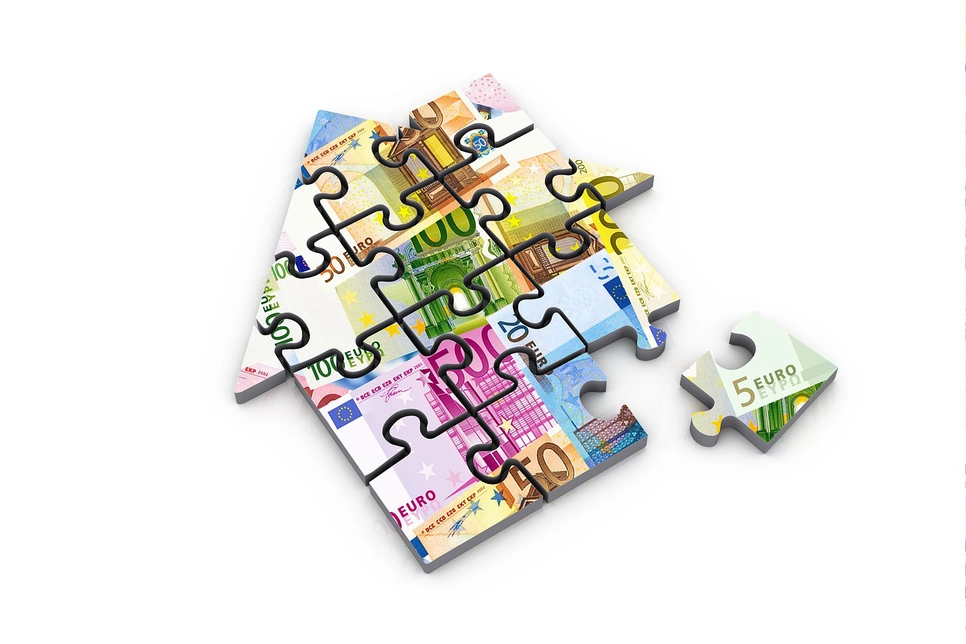 Puzzle jigsaw cu bancnote euro în formă de casă.