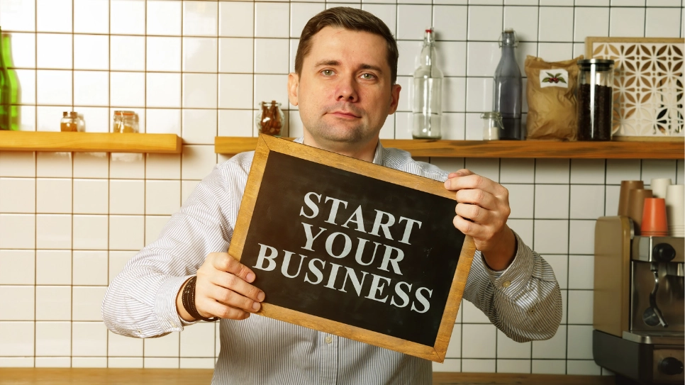 Proprietar de mică afacere cu un scris "Începe afacerea ta."