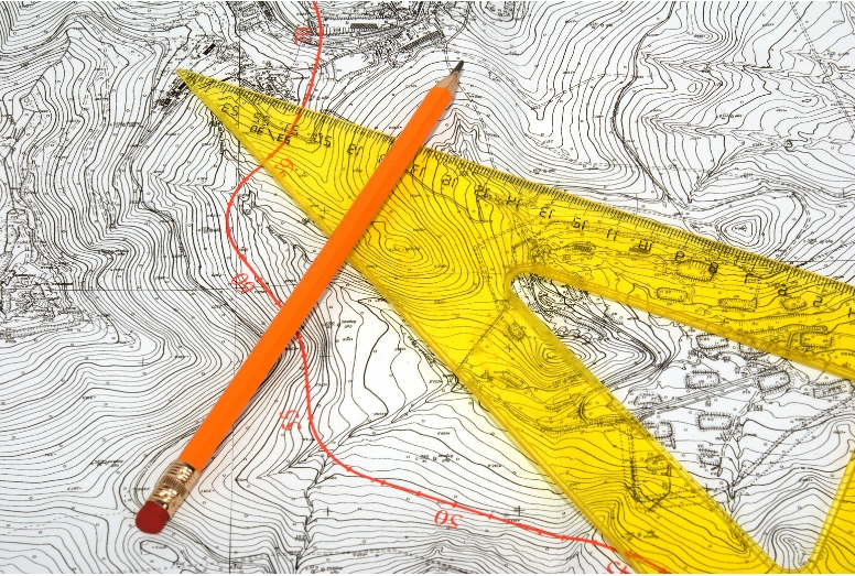 Plan topografic cu creion și riglă