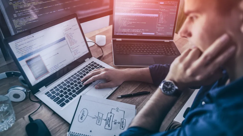 Ofertă de creare site web un designer web face o ofertă pentru un site web