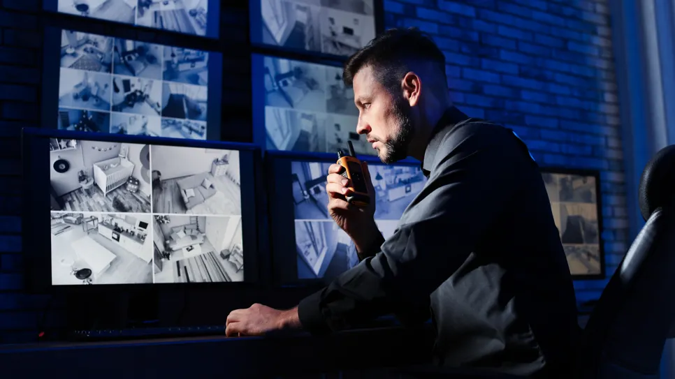 Agent de pază supraveghează camerele agent de pază care supraveghează camerele
