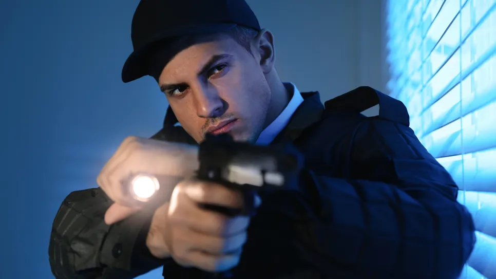 Agent de pază de noapte înarmat agent de pază de noapte înarmat