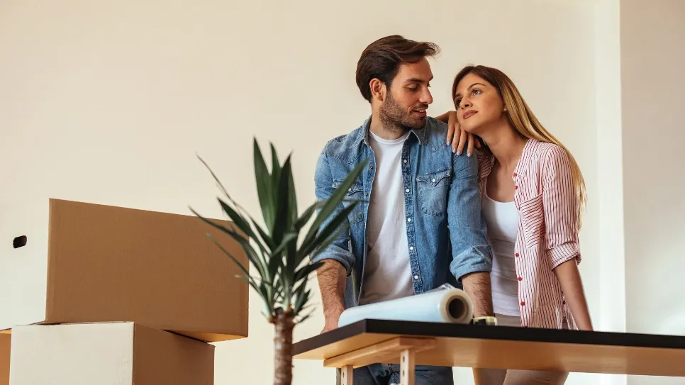 Cuplu tânăr cuplu tânăr într-un apartament nou